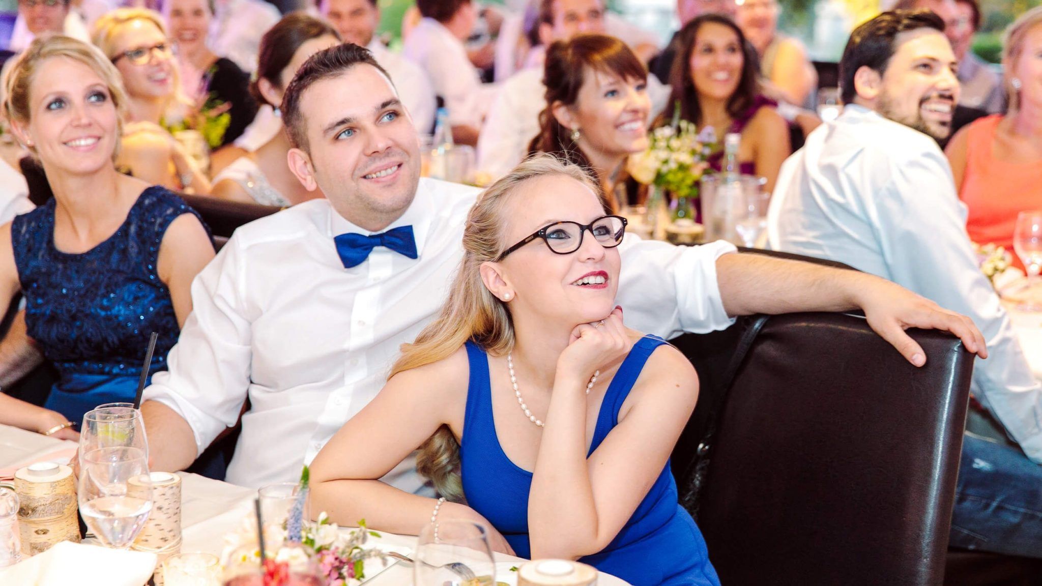 Hochzeitsfeier - Gäste beim lachen