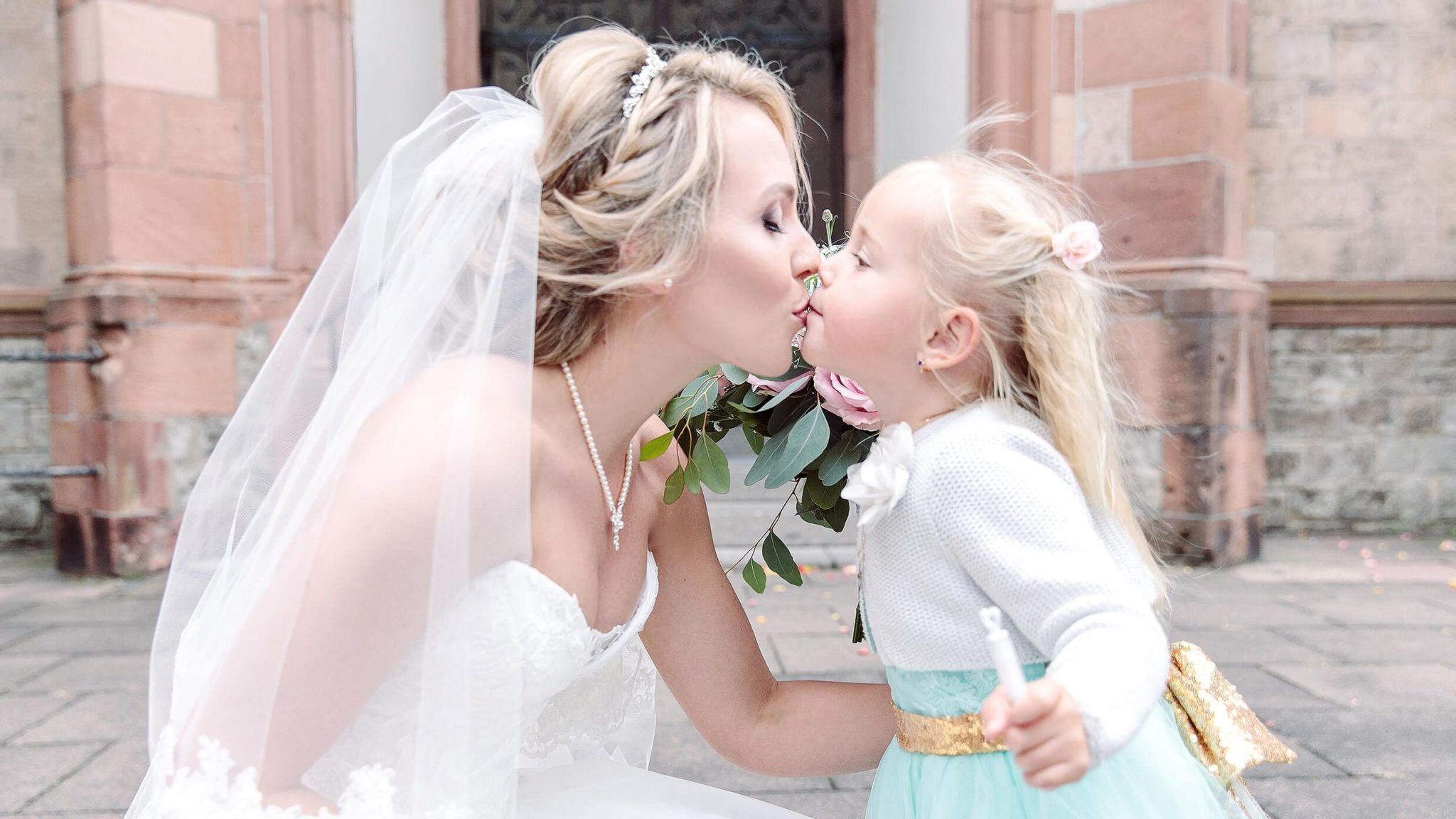 Tratulation von Tochter an die Braut - Kuss